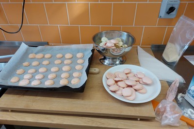 Jsme už skoro mistři pekaři, zvládli jsme makronky